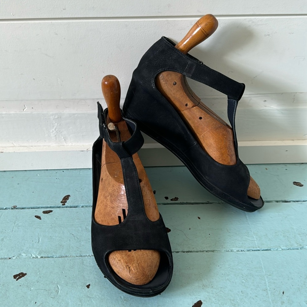 Ara US 10M Sahara T-Strap Sandal Peep-toe Wedge Heel 2.25” Black Nubuck …